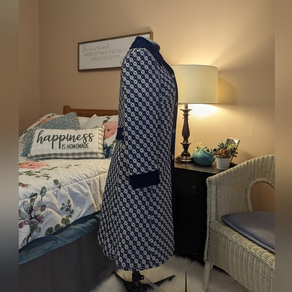 Vintage Jackie Kennedy style blue and white knit coat dress. - Picture 10 of 16